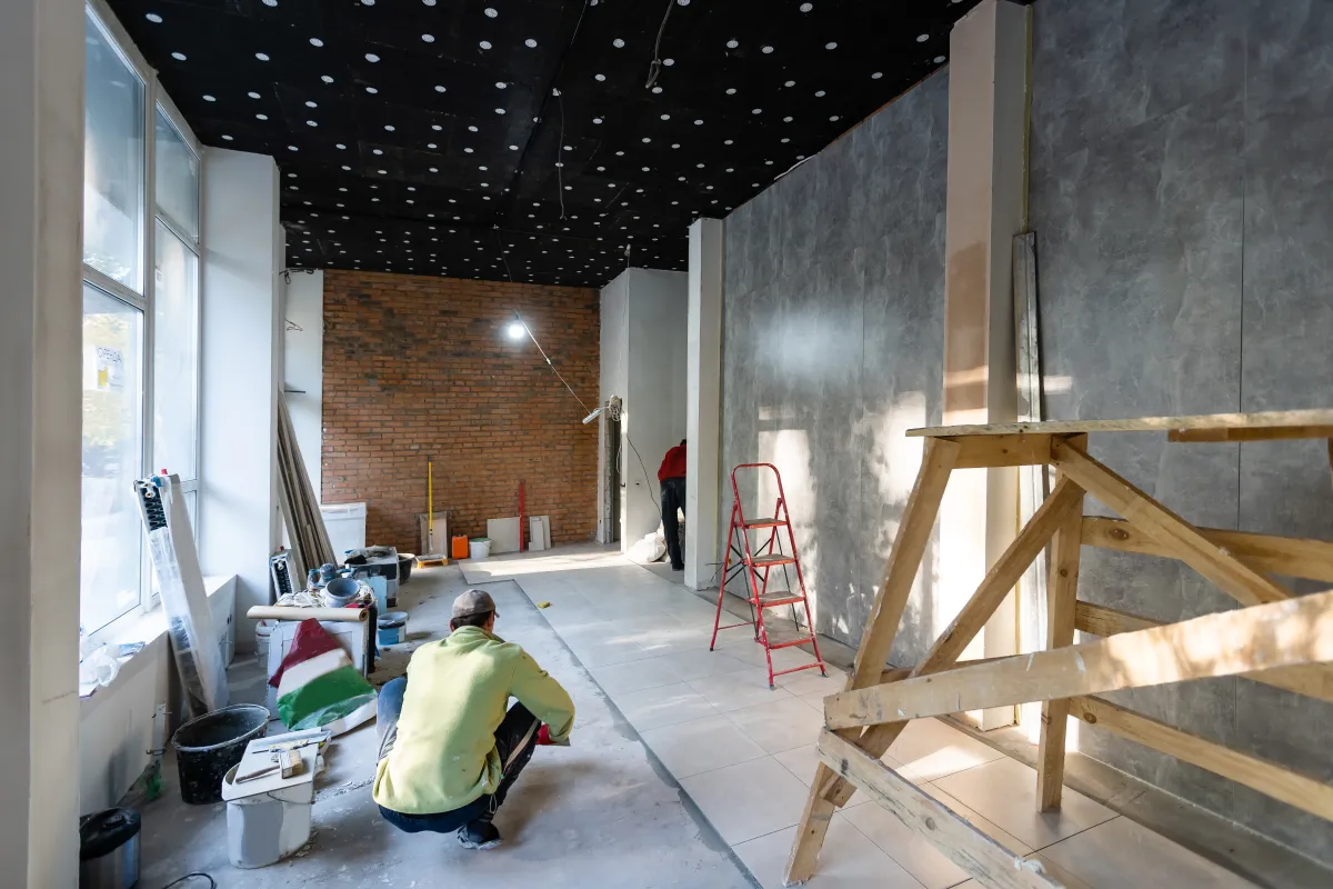 Reforma integral de vivienda en Terrassa — albañil colocando baldosas