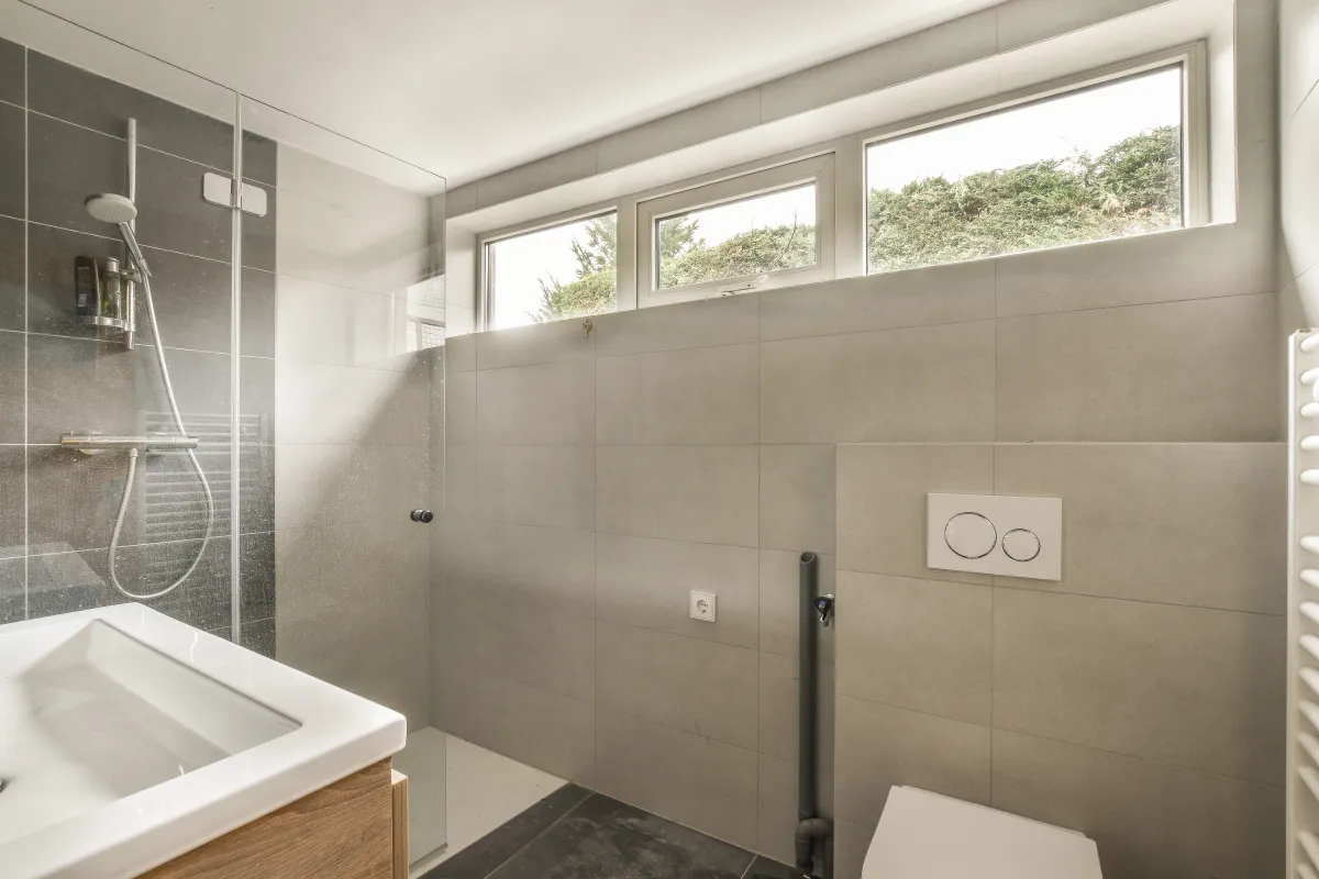 Reforma de baño moderno con ducha y lavabo en Terrassa
